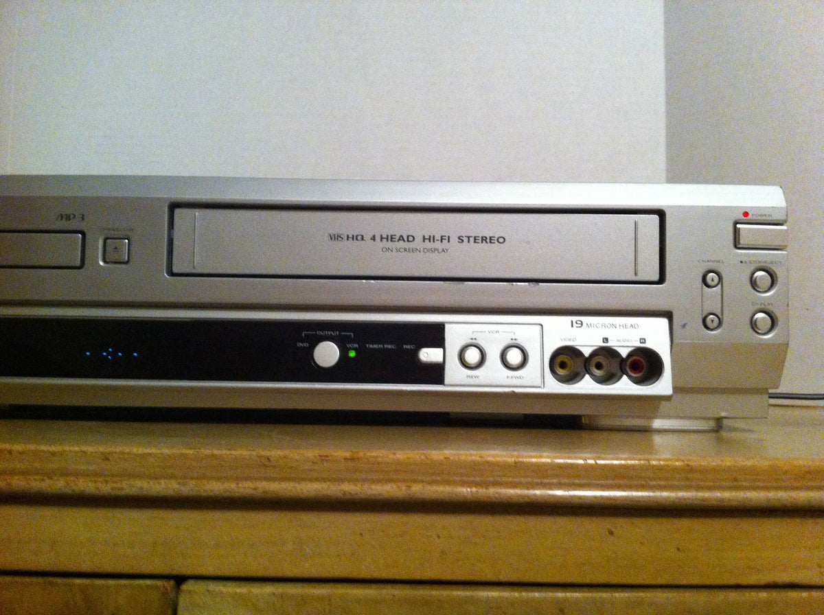Video Cassette Recorder DVD Player Y369